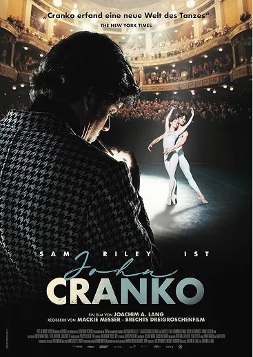 Offizielles Filmplakat zum Biopic „Cranko“ mit Sam Riley in der Hauptrolle als der berühmte Choreograf John Cranko. Das Poster zeigt Riley von hinten in einem Hahnentritt-Sakko, wie er auf eine Bühne mit zwei Balletttänzern vor der Kulisse eines voll besetzten Opernhauses blickt. Oben steht das Zitat der New York Times: „Cranko erfand eine neue Welt des Tanzes“.