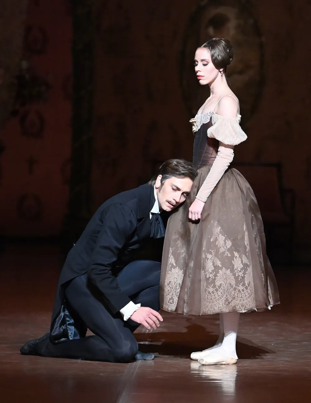 Ballettszene aus Onegin - Ensemble-Tanz mit Tänzern in eleganten Ballkostümen