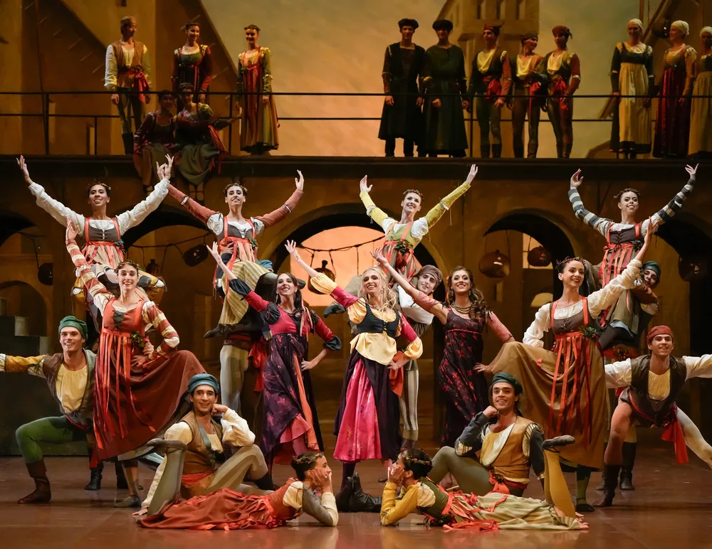 Dramatische Szene aus Romeo und Julia - Schwertkaempfe und Ensemble-Tanz in den Straßen Veronas