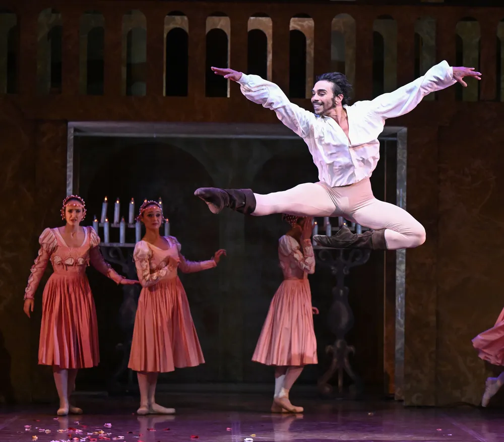 Ensemble-Szene aus Der Widerspenstigen Zähmung - Farbenfrohe Kostüme in italienischer Renaissance-Atmosphäre